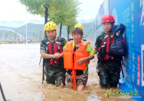 洪水中消防官兵营救转移被困者。 
